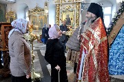 Игумен Вениамин принимает поздравления от сотрудников монастыря.